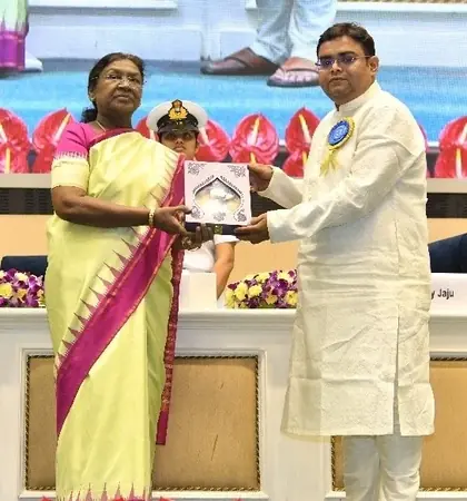 National Award-winning film editor Niladri Roy receiving the National Film Award from President Droupadi Murmu